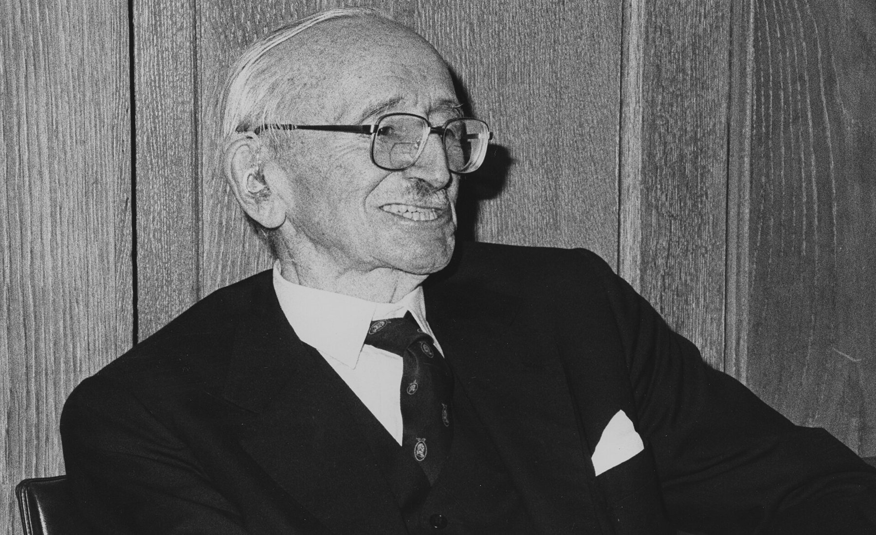 Friedrich Hayek, smiling, at the London School of Economics in 1981